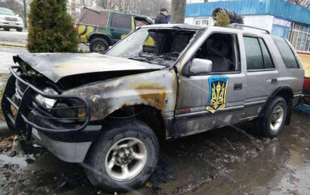 В Харкові невідомі підпалили позашляховики «айдарівців»