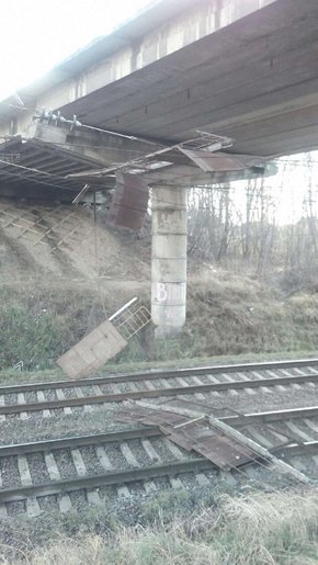 З мосту на кільцевій дорозі Львова обвалилися перила на залізничну колію