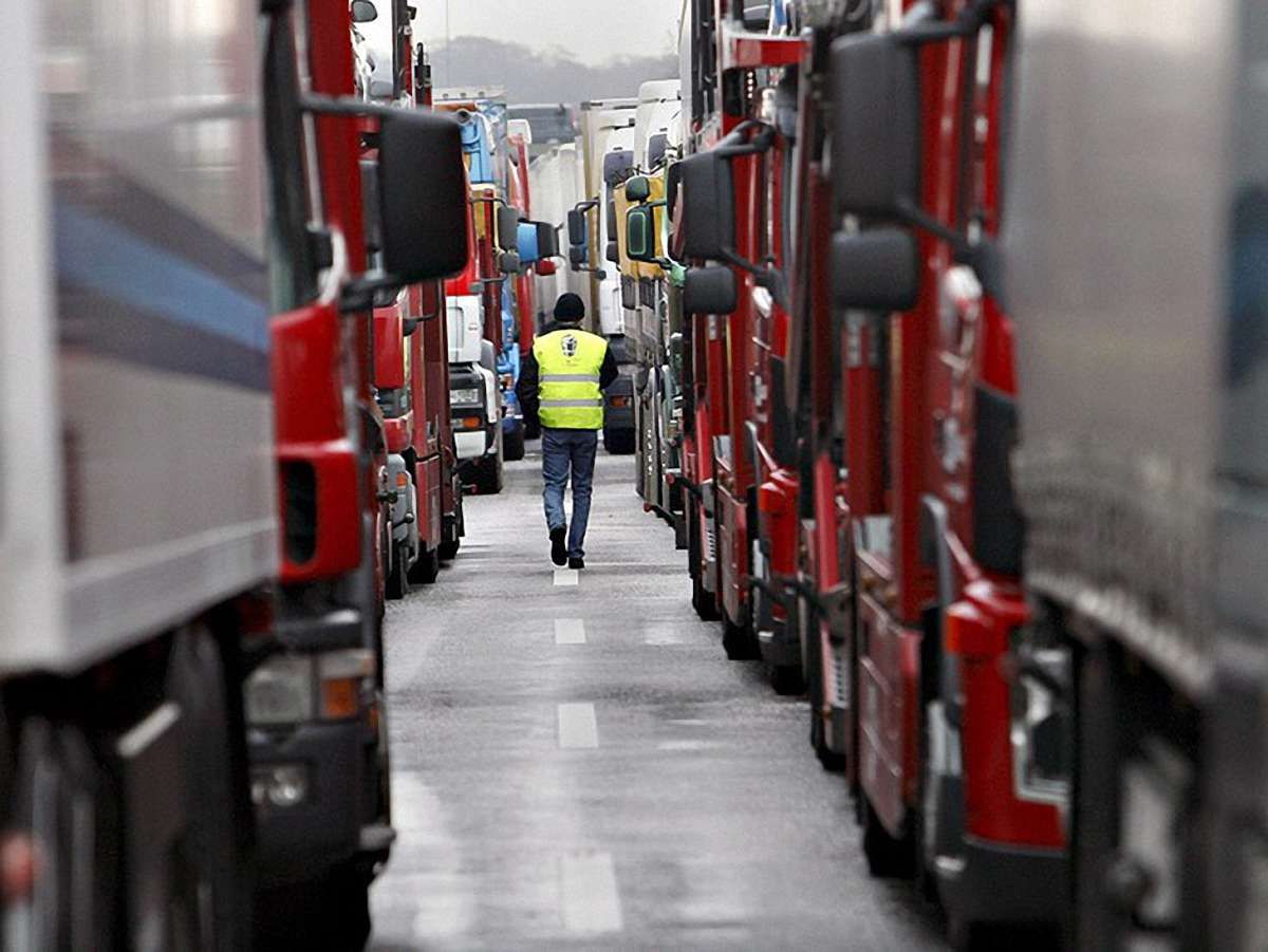 Понад тисячу вантажівок з турецькими товарами затримано на кордоні РФ