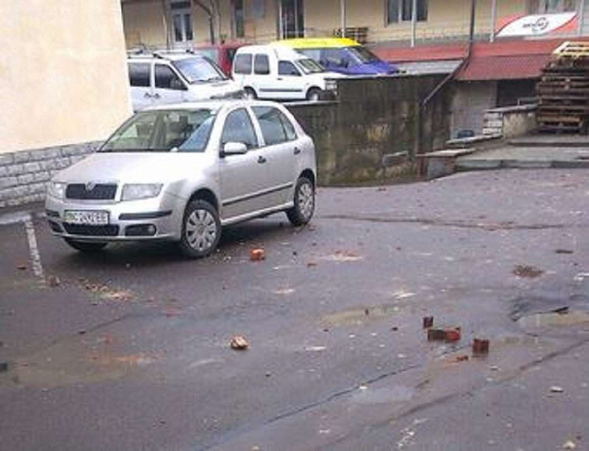 У Львові стіна будинку обвалилася на припарковане авто