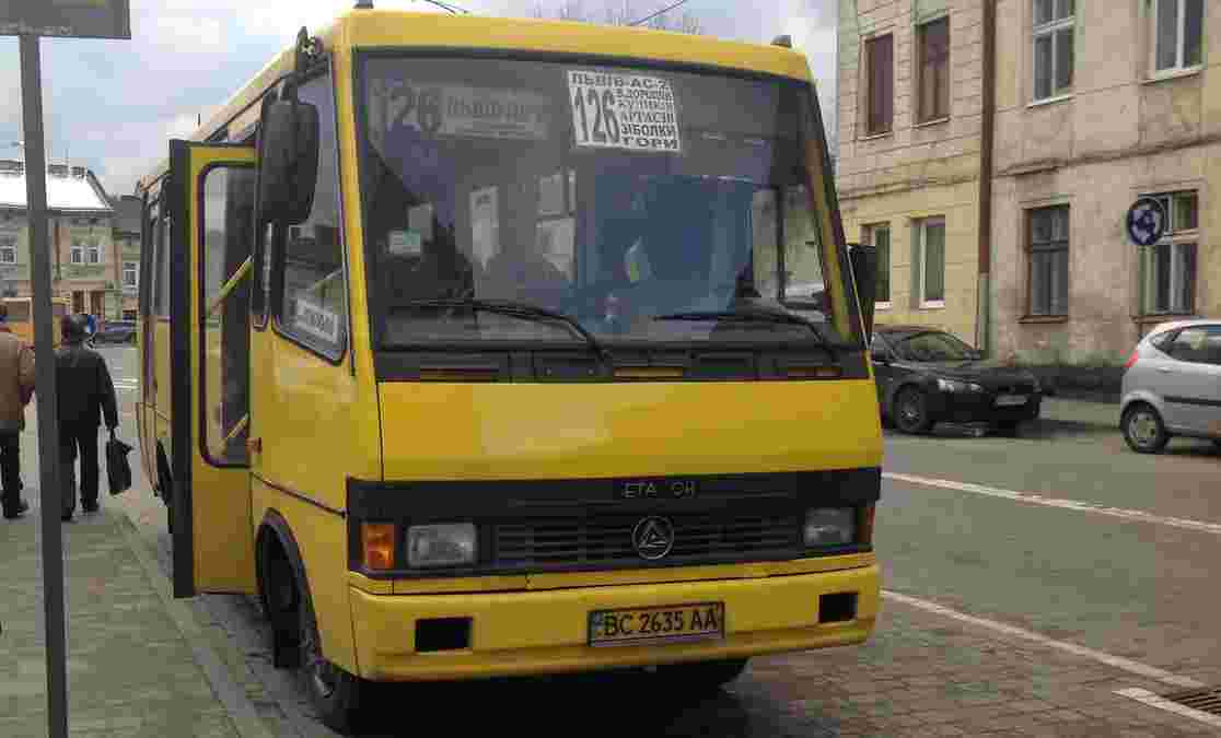 Маршрутка №126 Львів – Гори на зупинці біля ТЦ «Форум Львів» Маршрутка №126 Львів – Гори на зупинці біля ТЦ «Форум Львів»