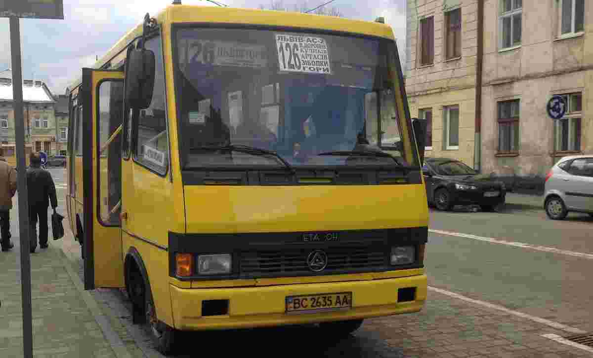 Маршрутка №126 Львів – Гори на зупинці біля ТЦ «Форум Львів»