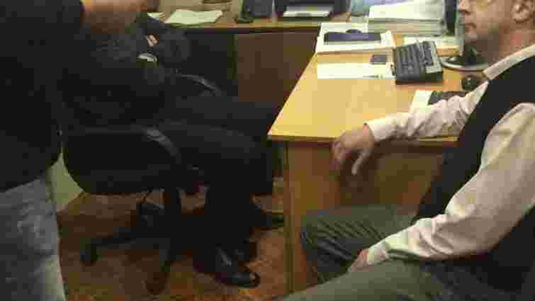 СБУ затримала на хабарі двох керівників фіскальної служби у Чернівцях