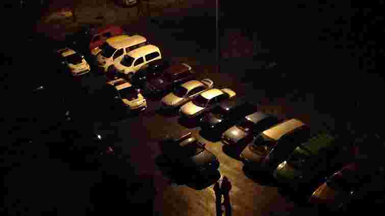 Невідомі зірвали з авто львівських поліцейських номерні знаки і викинули їх у смітник