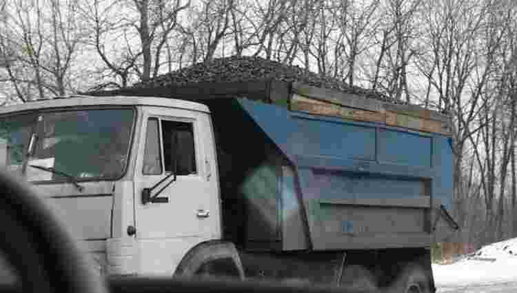 У мережі оприлюднили відео, як бойовики «ЛНР» відправляють в Росію вантажівки з вугіллям