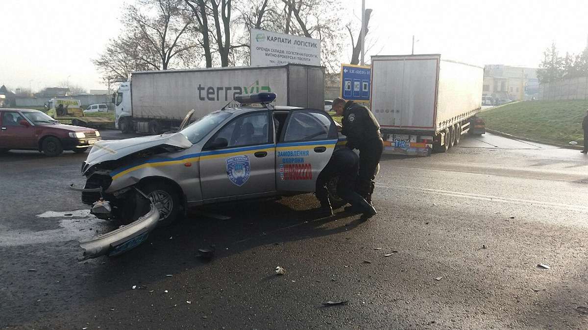 На виїзді зі Львова у ДТП потрапив автомобіль поліції охорони