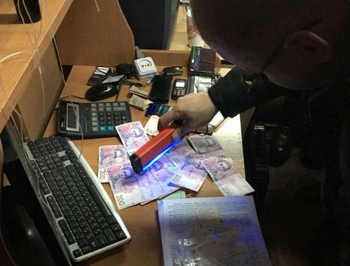 На хабарі затримали митника на адмінкордоні з Кримом
