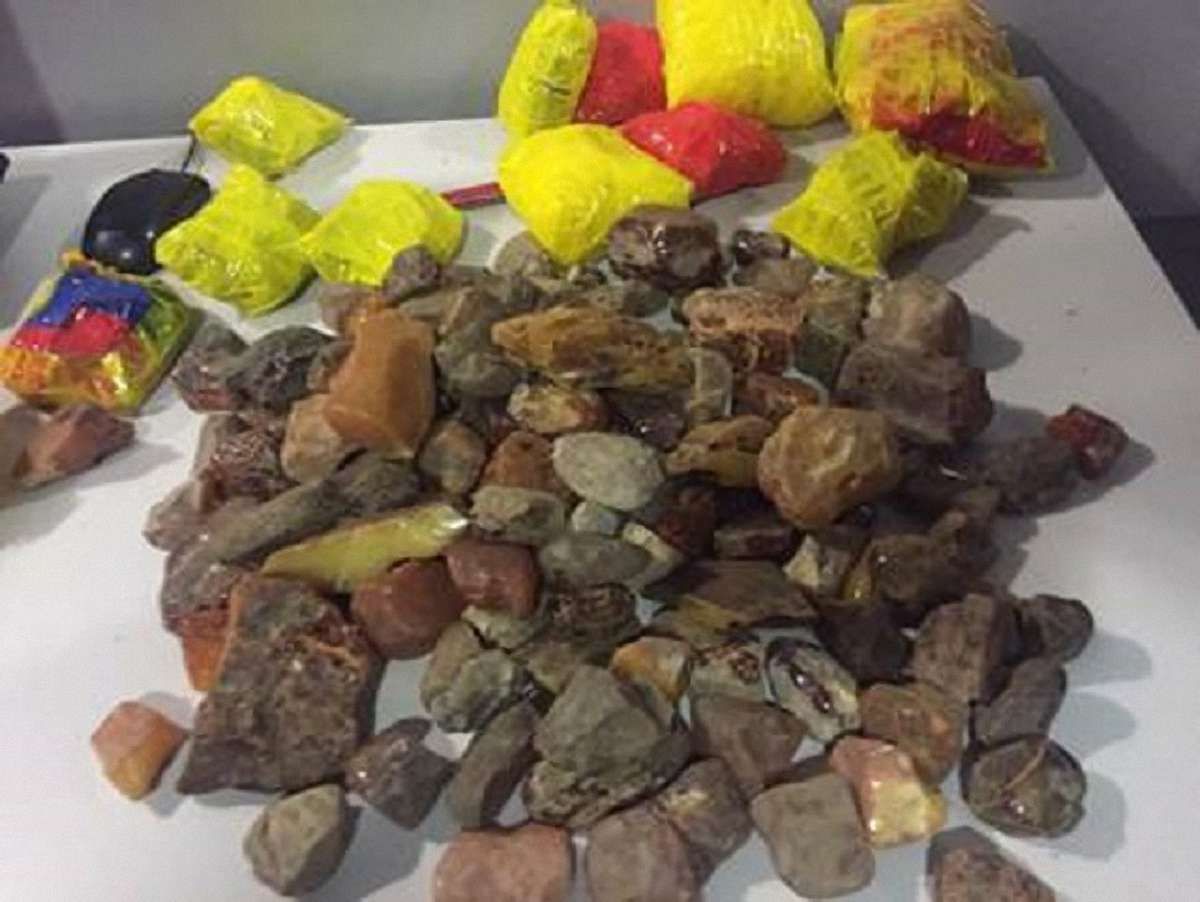 СБУ затримала в «Борисполі» контрабандиста з бурштином на ₴600 тис.