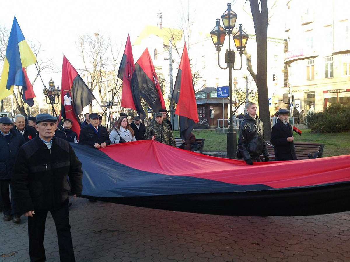 У Львові пройшов марш за визнання червоно-чорного стягу офіційним прапором ЗСУ