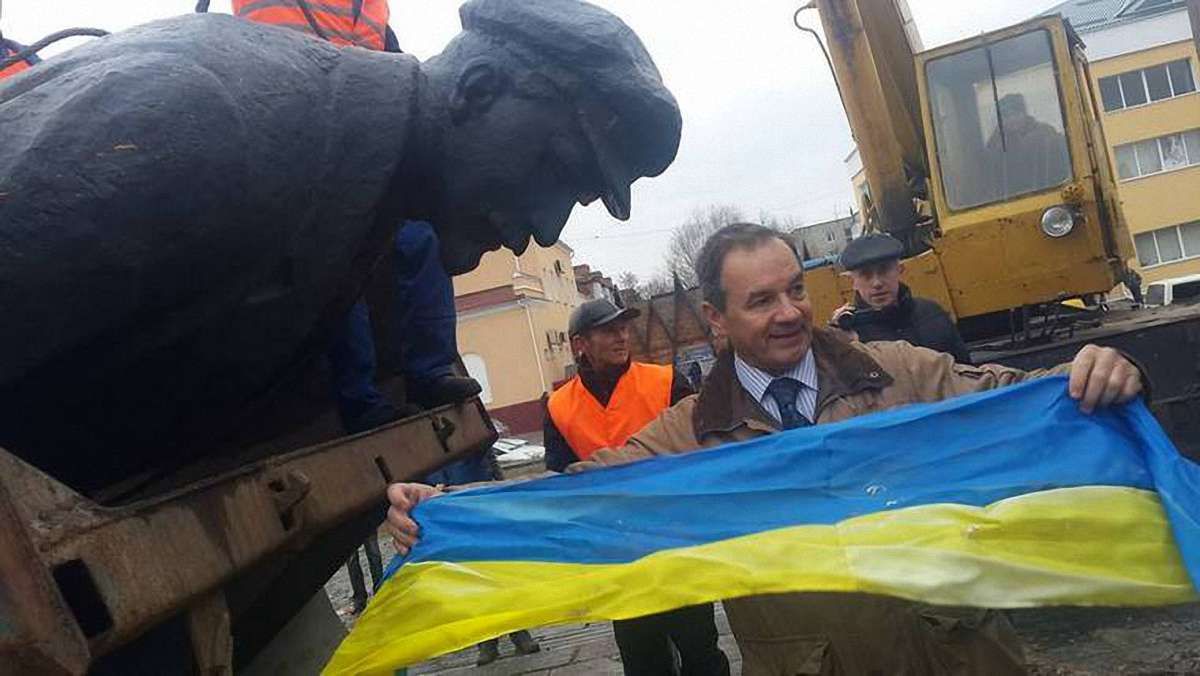 У Глухові демонтували пам’ятник Леніну