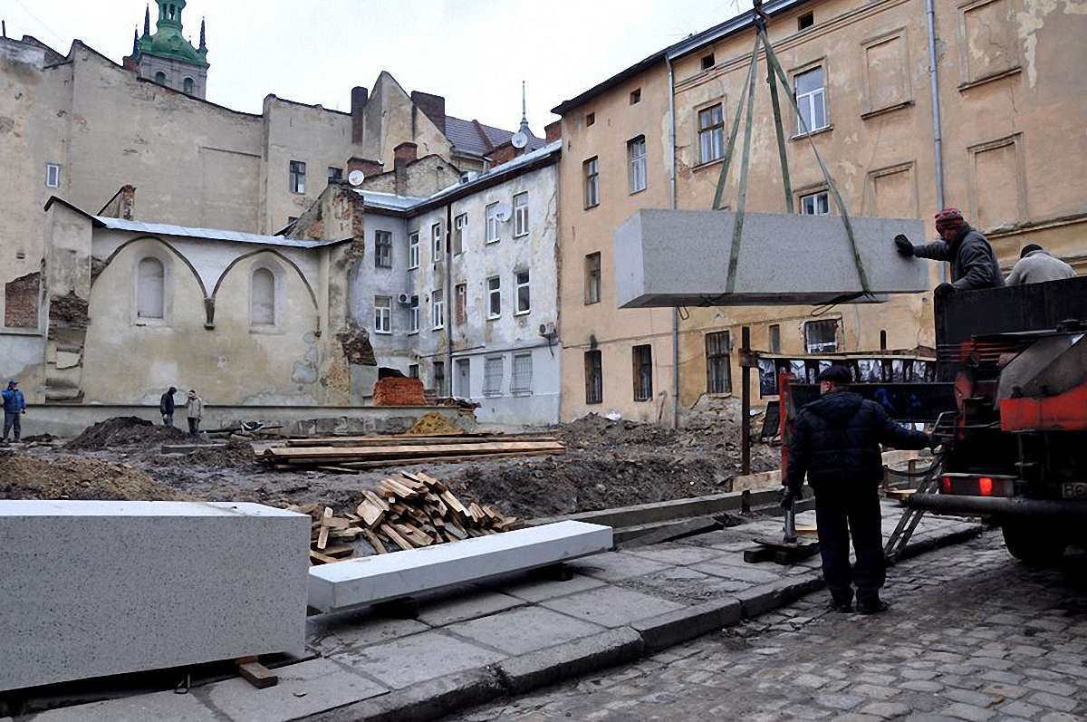 На місці єврейського Будинку Навчання встановили бетонні блоки