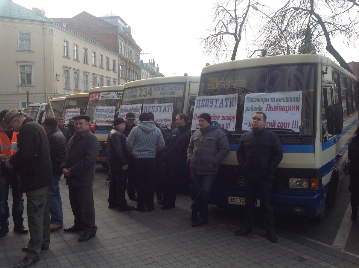 Львівську ОДА пікетували перевізники, мисливці і працівники психлікарні