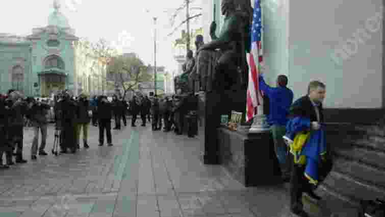 На честь приїзду Джо Байдена на флагштоці біля Верховної Ради український прапор замінили американським