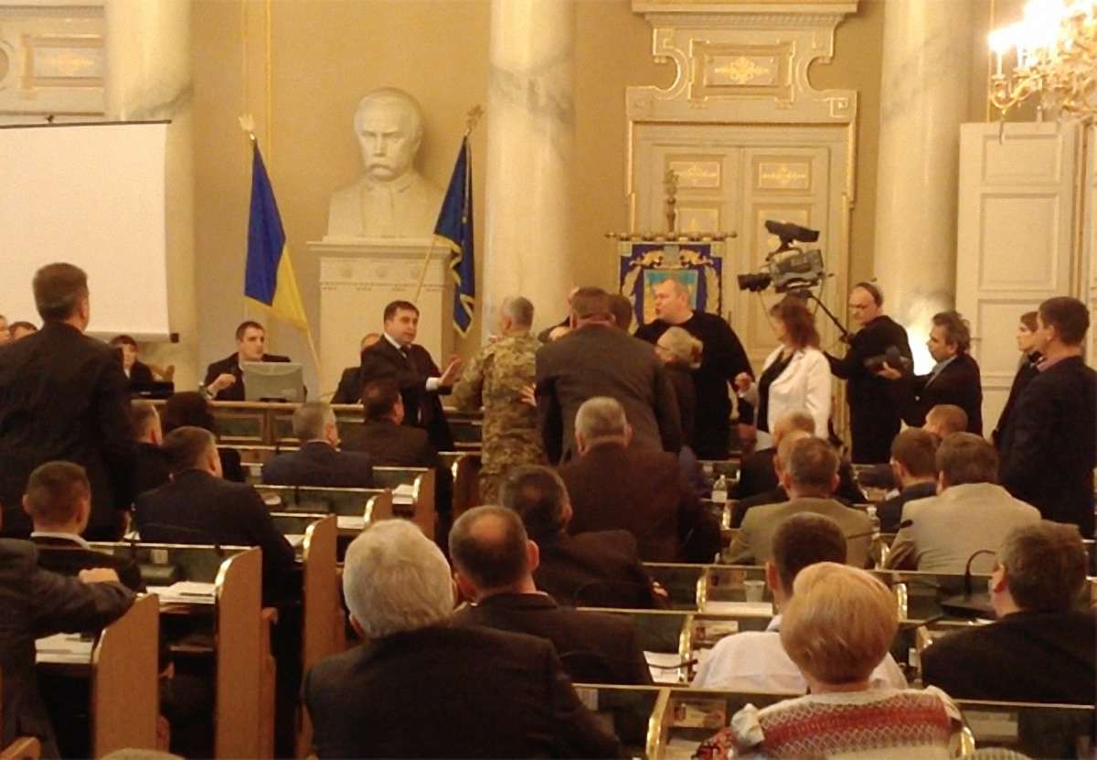 Руслан Кошулинський  влаштував бійку під час засідання Львівської облради