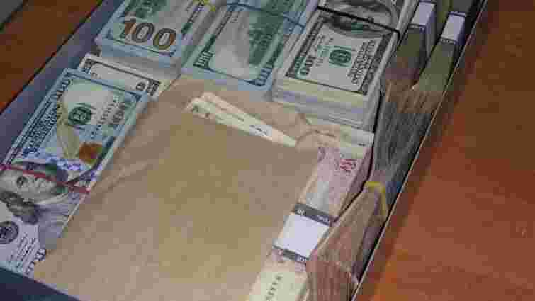 У банківській скринці заарештованого чиновника Міноборони знайшли десятки тисяч доларів