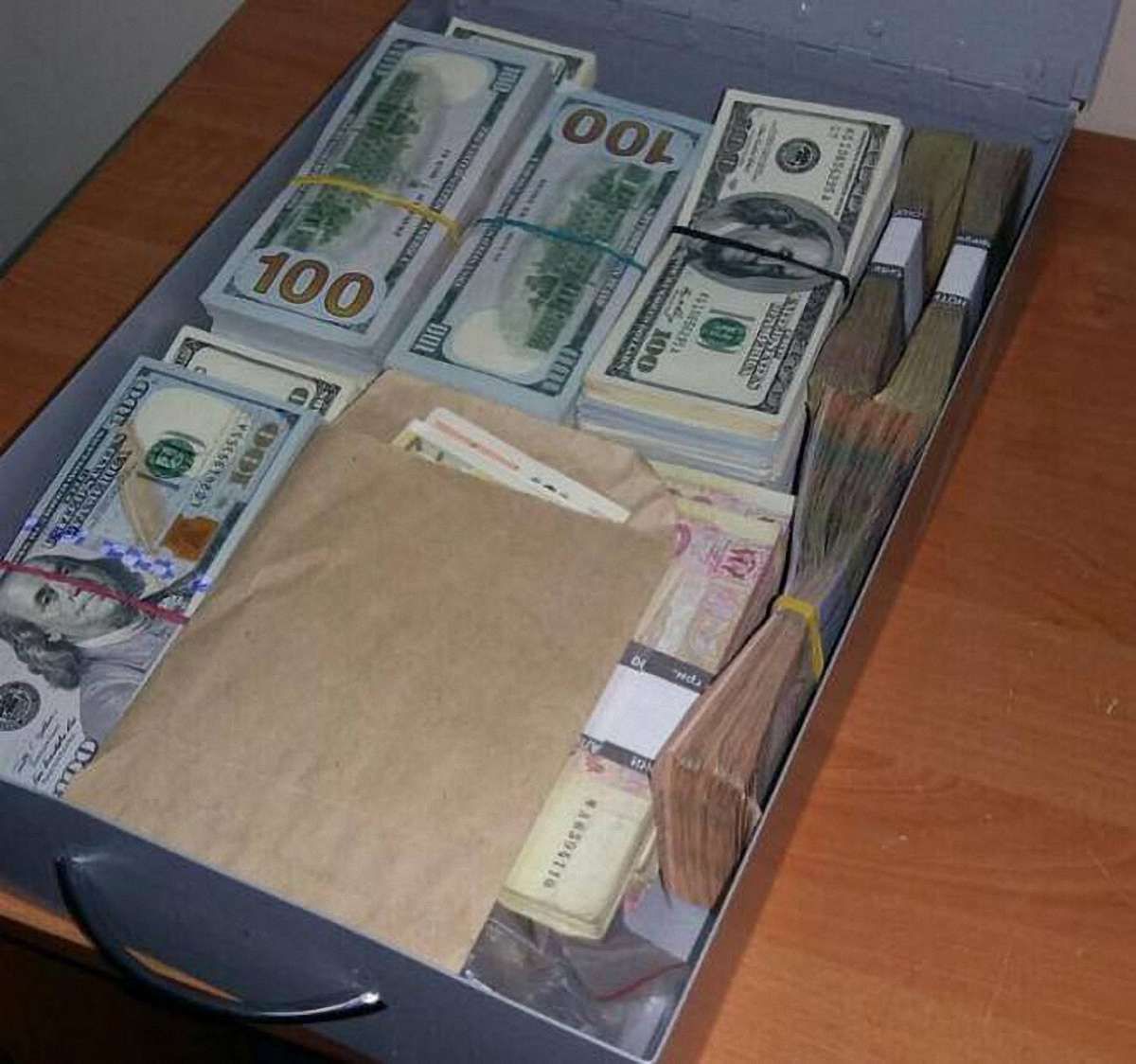 У банківській скринці заарештованого чиновника Міноборони знайшли десятки тисяч доларів