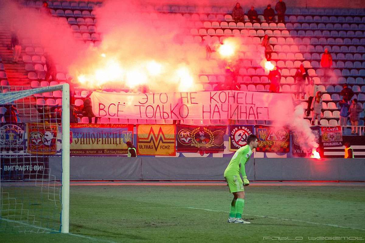 З боргами і голими трибунами