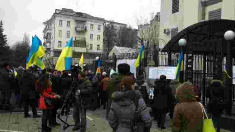 У Києві під посольством Росії мітингують переселенці