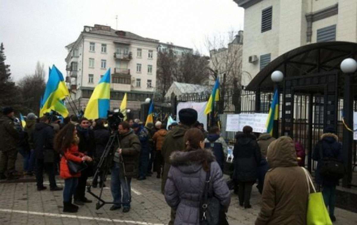 У Києві під посольством Росії мітингують переселенці