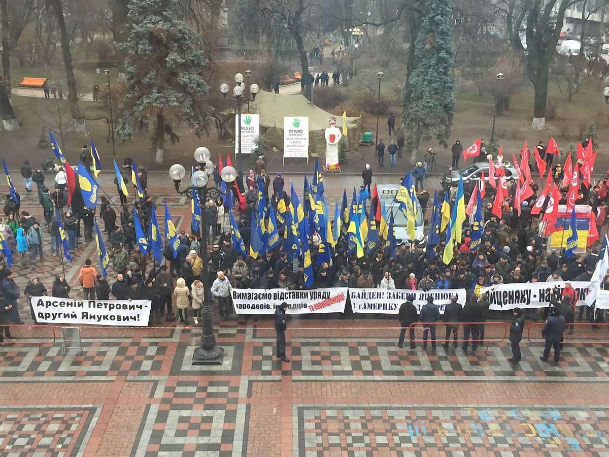 «Свободівці» вимагають відставки уряду біля будівлі Верховної Ради