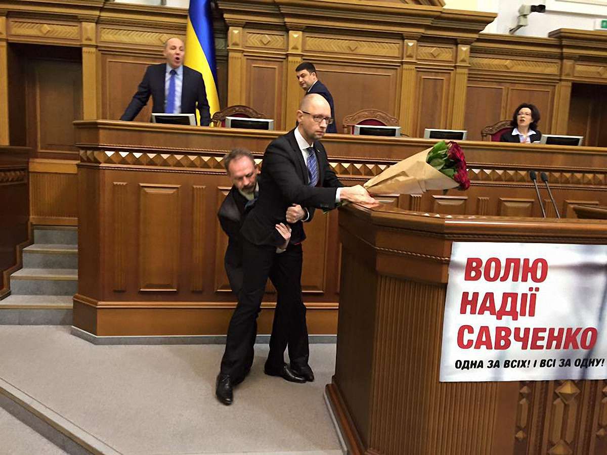 У Раді побилися депутати від БПП і «Народного фронту» під час виступу Яценюка