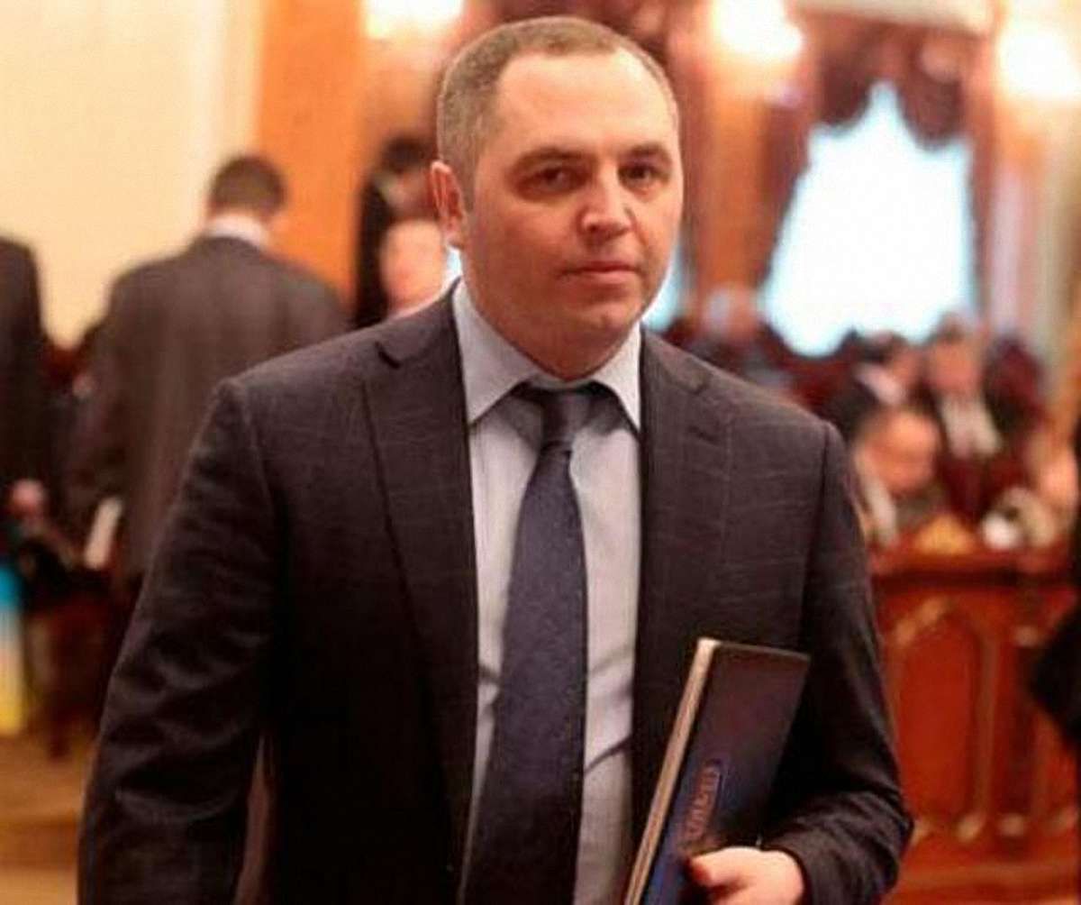 Портнов показав фото зниклих з парламенту підписів за відставку Шокіна