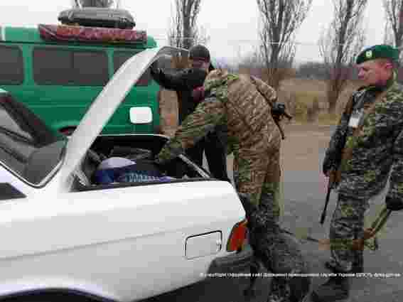 Прикордонники затримали чоловіка, який віз на окуповану частину Донбасу мільйон рублів