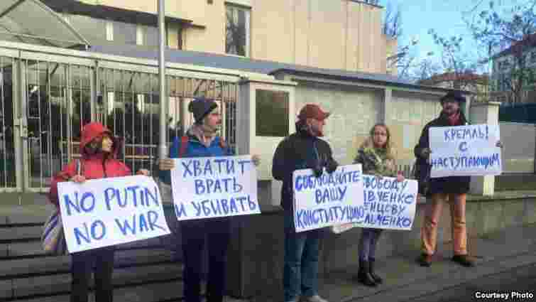 Під посольством Росії в Чехії відбувся антипутінський пікет