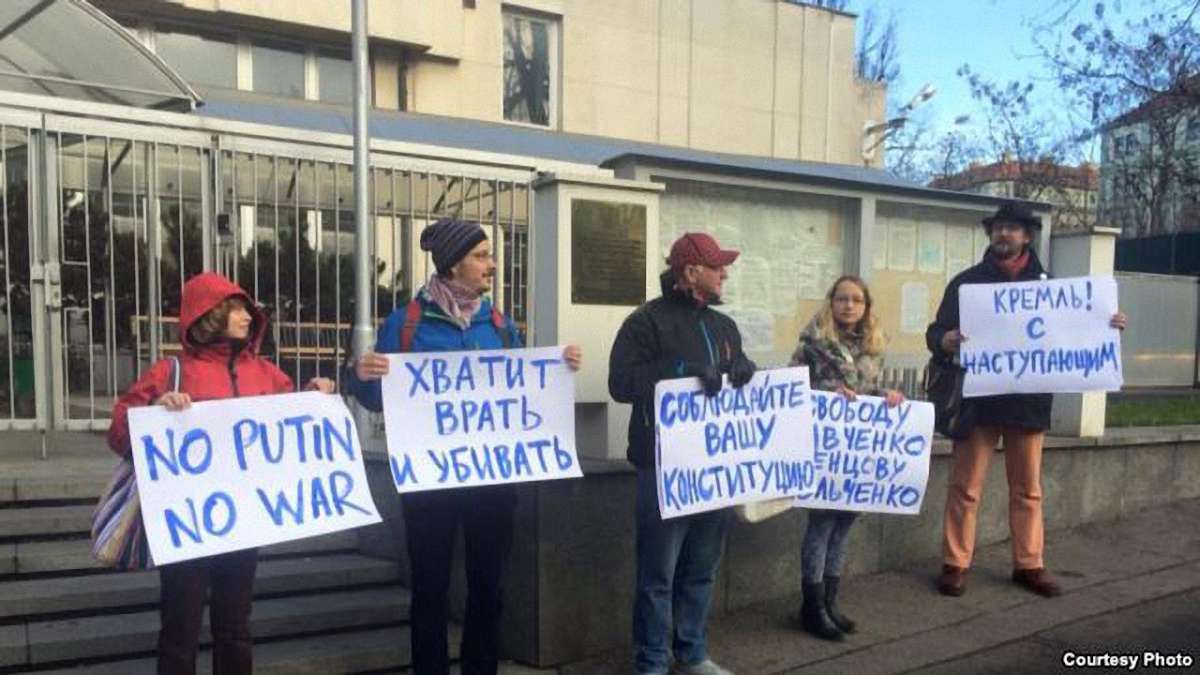 Під посольством Росії в Чехії відбувся антипутінський пікет