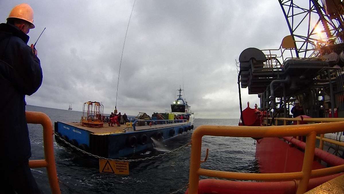 Росія вивезла українські «вишки Бойка» в свої територіальні води
