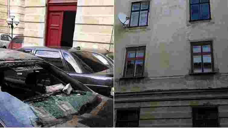 У Львові карниз житлового будинку обвалився на припарковане авто