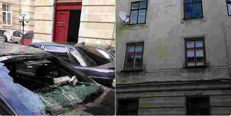 У Львові карниз житлового будинку обвалився на припарковане авто