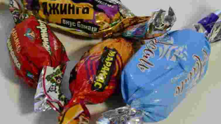 В Івано-Франківську покарають чиновників, які купили дітям російські цукерки