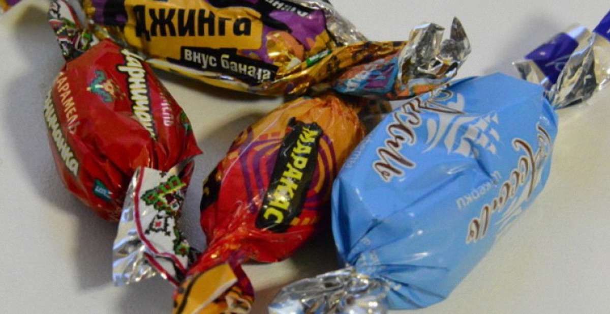 В Івано-Франківську покарають чиновників, які купили дітям російські цукерки