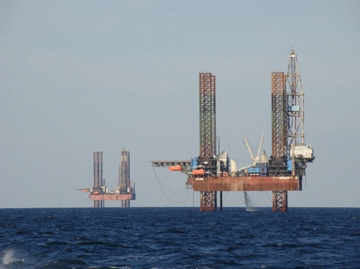 Росія встановлює бурову платформу в морській економічній зоні України, - прикордонники