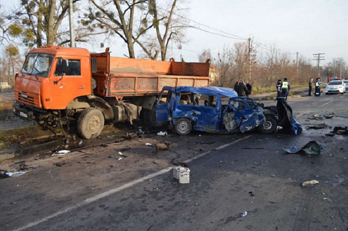 У Рівному сталось потрійне ДТП за участю поліцейського