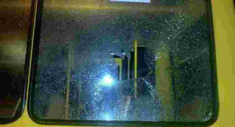 На зупинці у Львові п’яний пасажир розбив каменем вікно маршрутки
