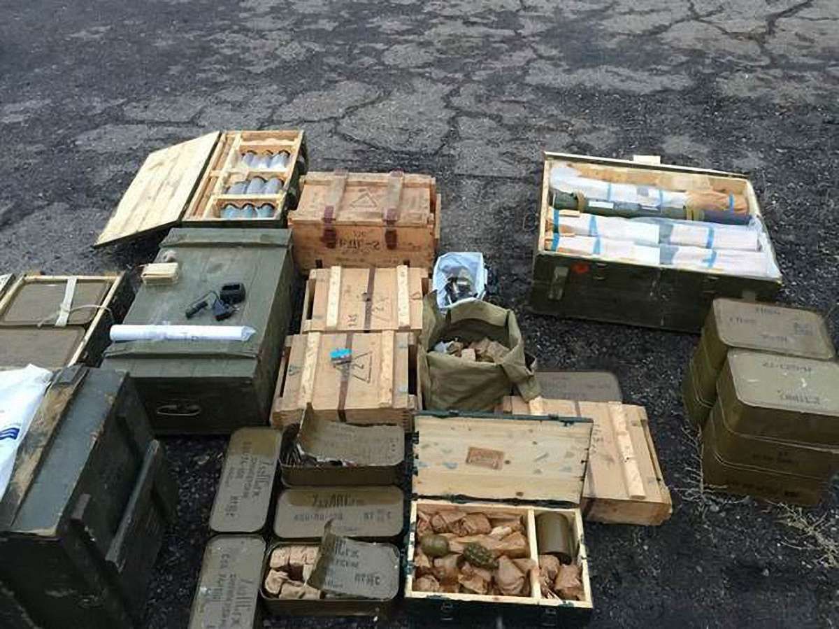 На Луганщині виявили схованку з гранатометами і великою кількістю боєприпасів