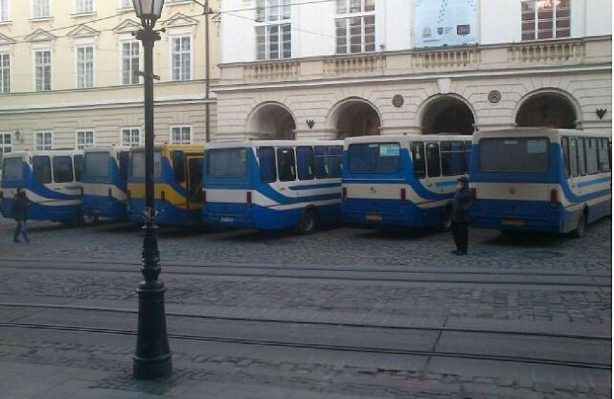 Перевізники біля Ратуші вимагають дозволити приміським маршруткам курсувати по місту