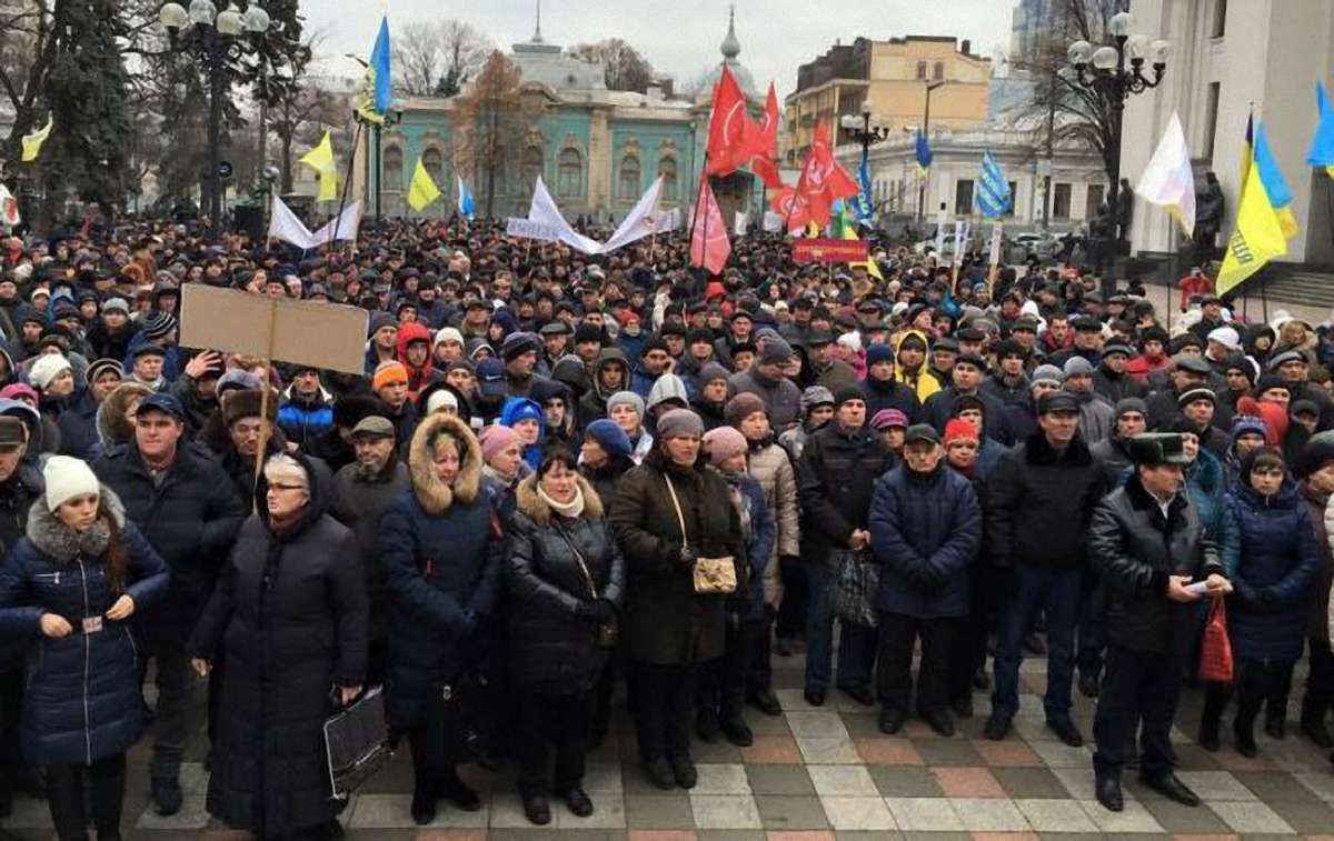 Під Верховною Радою зібрався кількатисячний протест проти урядової податкової реформи