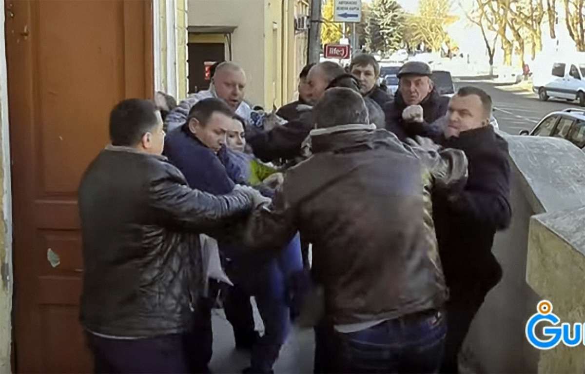 У Стрию виникла масова бійка між депутатами і мешканцями