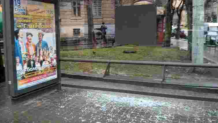 На зупинці у центрі Львова розбили стенд із російськомовною картою міста