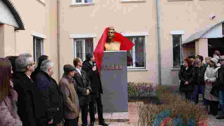 У Луганську комуністи встановили пам'ятник Сталіну