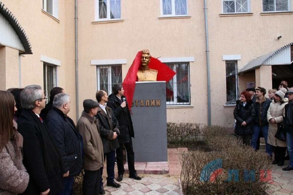 У Луганську комуністи встановили пам'ятник Сталіну