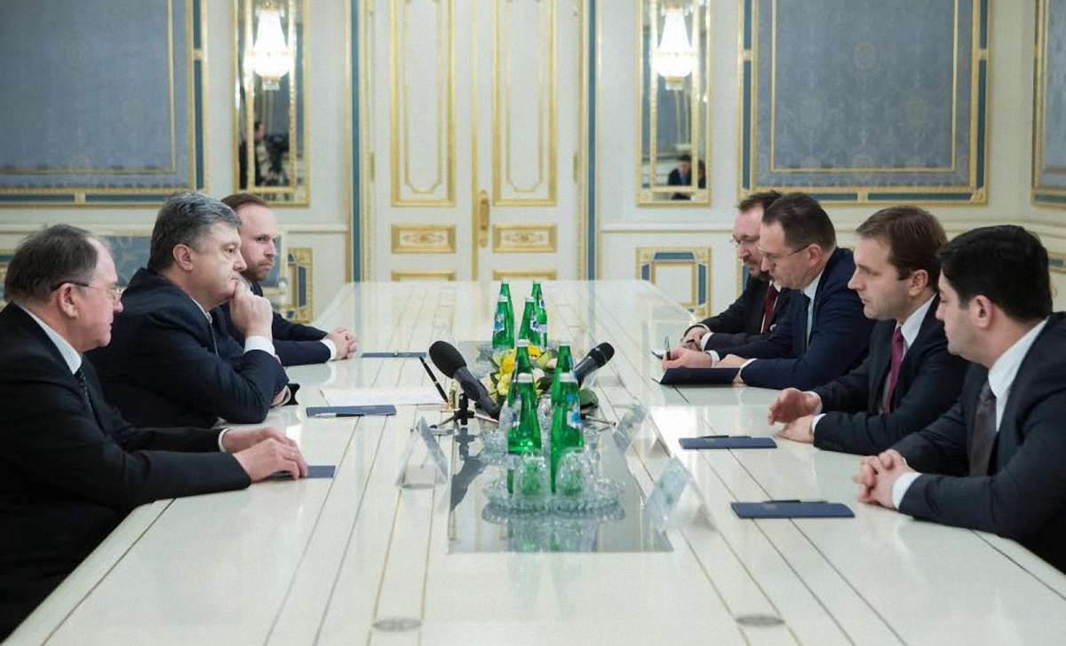 Зміни до Конституції повинні зробити суд по-справжньому незалежним, – Порошенко 