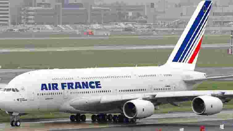 На борту французького авіалайнера знайшли бомбу