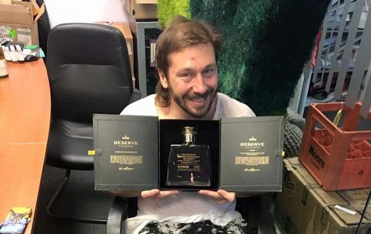 Російський бізнесмен віддав дітям воїнів АТО гроші з продажу елітного коньяку Януковича