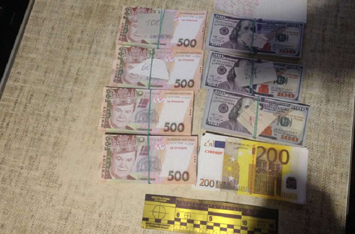 У Рівному шахрайка виманила у пенсіонерки майже мільйон гривень