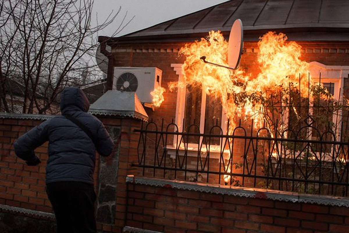 На Харківщині будинки керівників поліції закидали «коктейлями Молотова»
