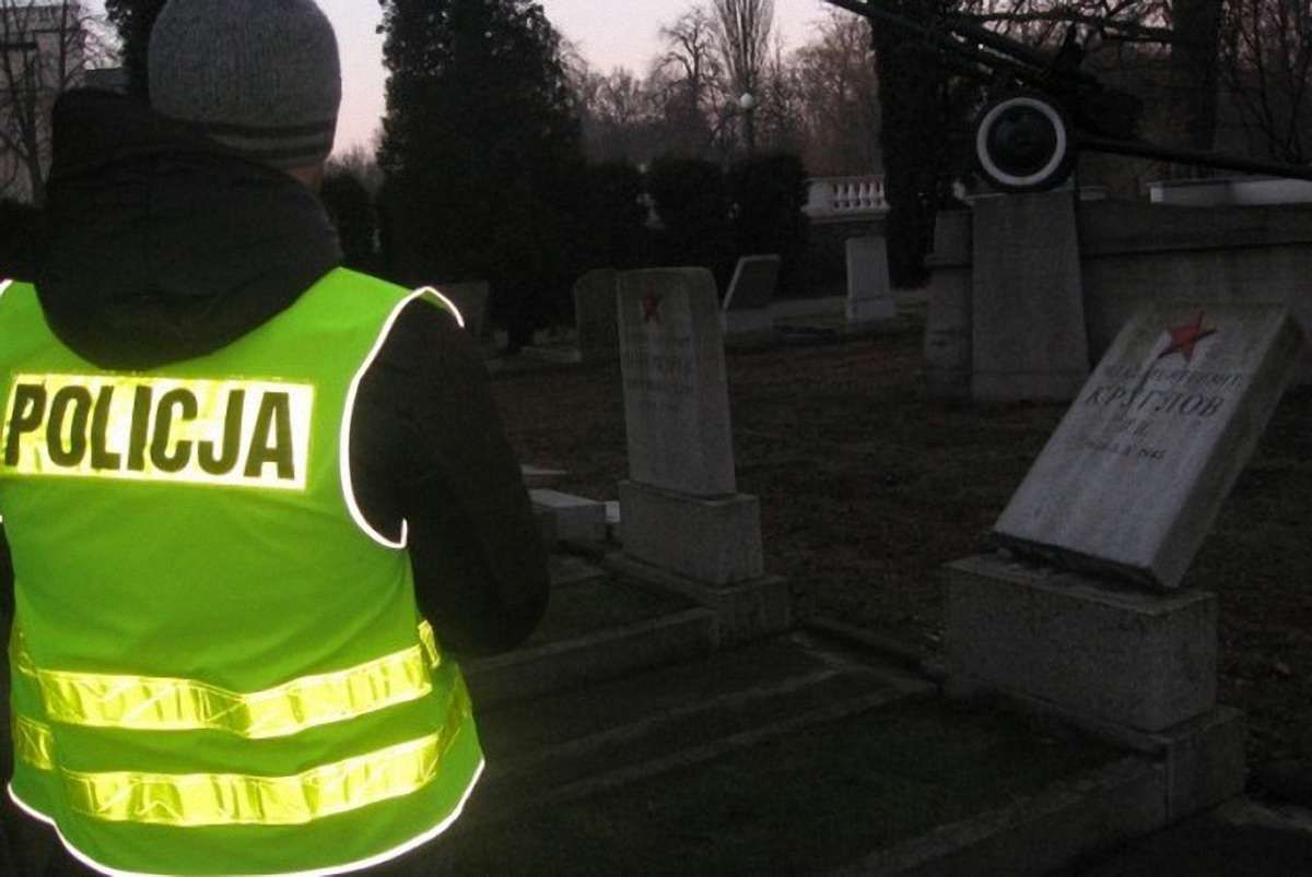 У Польщі затримали руйнівника надгробків радянським солдатам